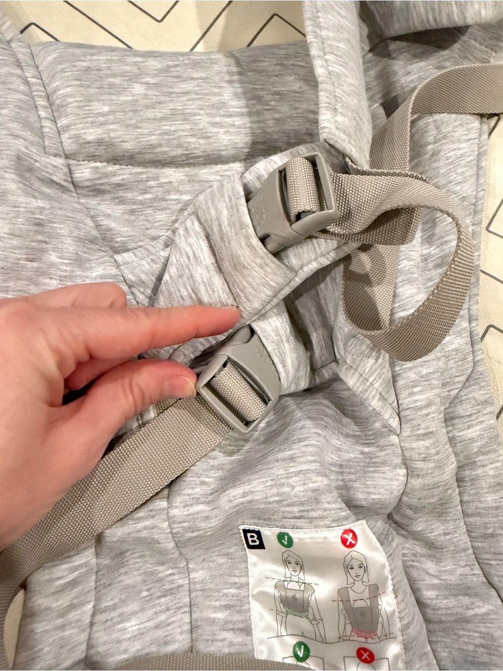 Ergoaby Embrace Soft Grey - Picture 13 of 16